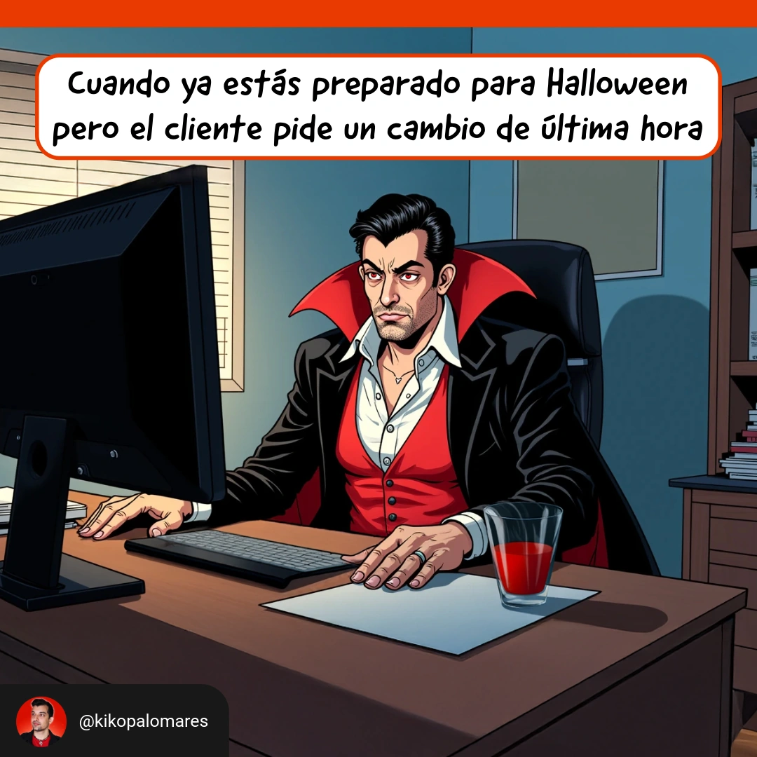 Kiko vestido de vampiro trabaja ante el ordenador en Halloween porque el cliente pide un cambio de última hora.